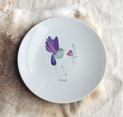 Assiette en porcelaine colibri avec fleur et prénom personnalisable.