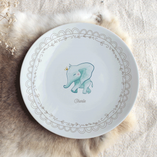 Assiette en porcelaine éléphant entouré par un cercle effet dentelle avec prénom personnalisable.