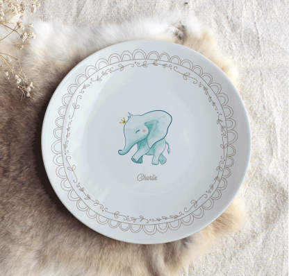 Assiette en porcelaine éléphant entouré par un cercle effet dentelle avec prénom personnalisable.