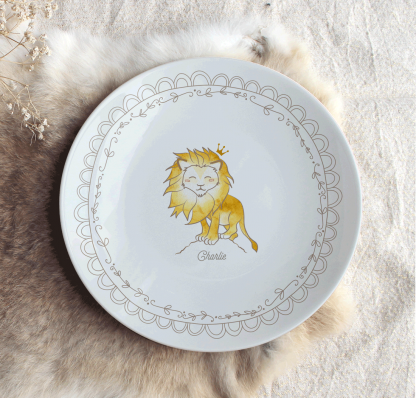 Assiette en porcelaine lion entouré par un cercle effet dentelle avec prénom personnalisable.