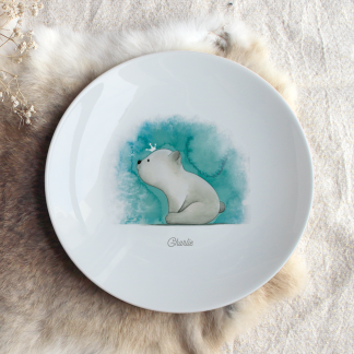 Assiette en porcelaine ours polaire sur fond bleu avec prénom personnalisable.
