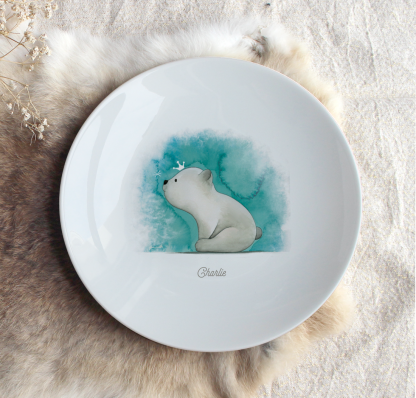 Assiette en porcelaine ours polaire sur fond bleu avec prénom personnalisable.