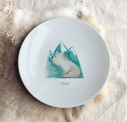 Assiette en porcelaine ours polaire sur fond montagnes bleues avec prénom personnalisable.