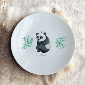 Assiette en porcelaine panda avec végétation sur les côtés et prénom personnalisable.