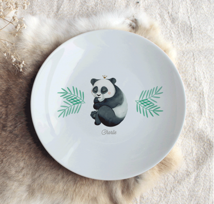 Assiette en porcelaine panda avec végétation sur les côtés et prénom personnalisable.