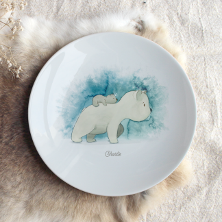Assiette en porcelaine parent ours avec son enfant sur fond bleu avec prénom personnalisable.